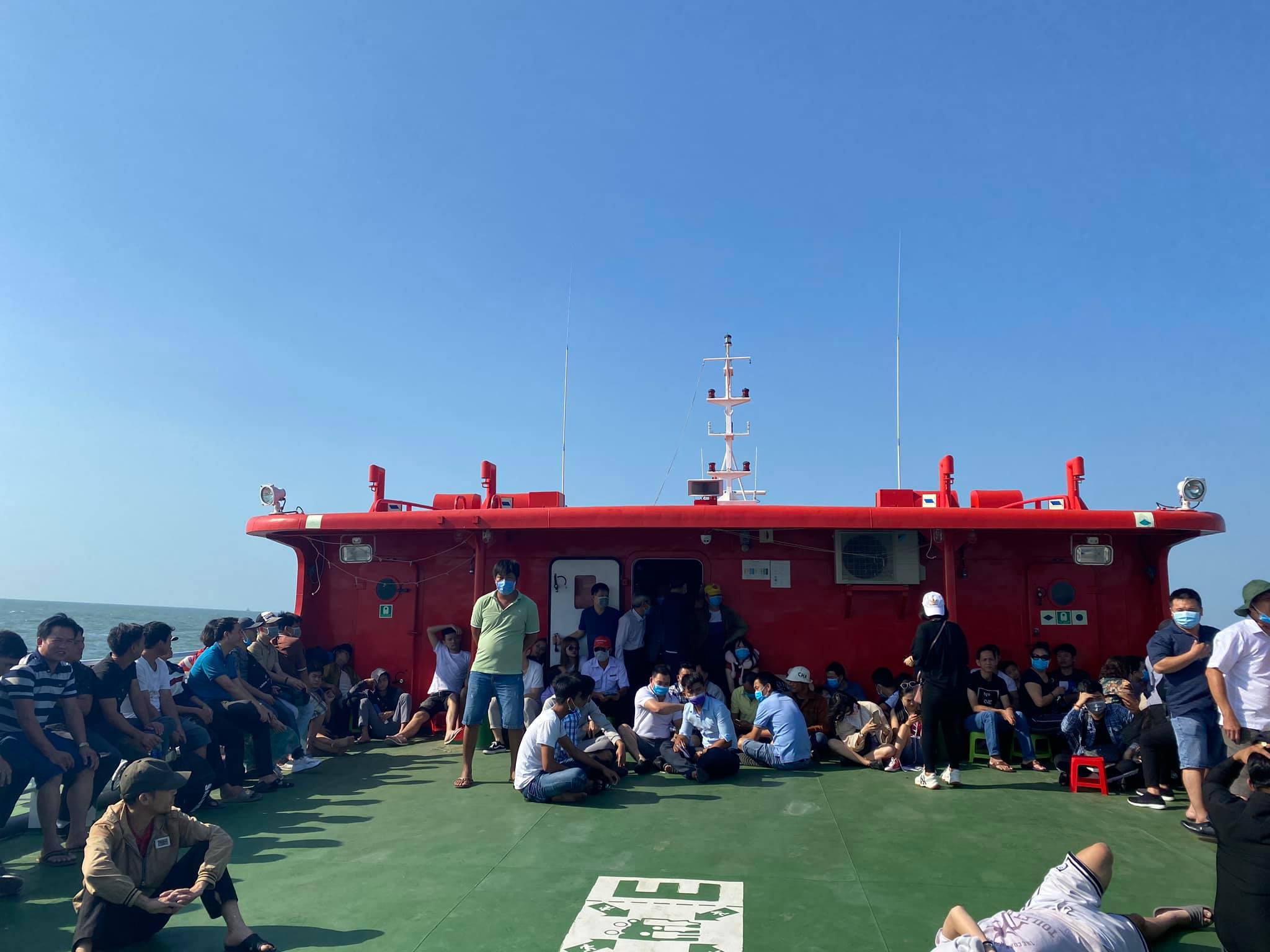 Khách ngồi trên boong tàu cao tốc Côn Đảo Express